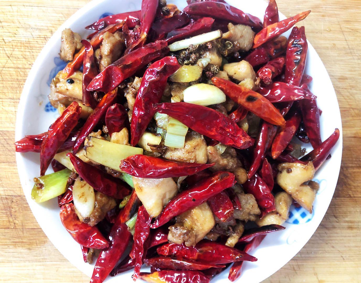 家常辣子鸡丁的做法，家常辣子鸡丁烹饪指南，轻松做出美味辣子鸡丁！