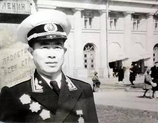施简红，十二军政委的独特领导力与卓越贡献，施简红，十二军政委的独特领导力与杰出贡献