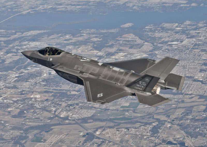美军F-35战斗机飞行表演，速度与力量的完美展现，美军F-35战斗机飞行表演，速度与力量的极致展现
