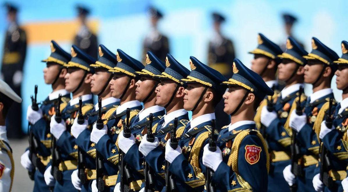 阅兵方阵最前面两个人的军衔，荣耀的象征与责任的担当，阅兵方阵最前二人军衔，荣耀与责任的象征