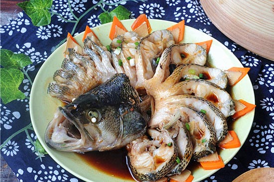清蒸鲈鱼——一道家常美食的制作方法，清蒸鲈鱼，家常美食制作指南